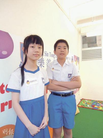 樂善堂劉德學校的兩名新移民學生李逸坤(右)和馮紫珊(左)成功入讀區內心儀的英文中學。李逸坤五年級下學期插班入學時,連26個英文字母也背不全,在兩個多月後第一次以完整的英文句子「I'm Peter Lee」介紹自己,他表示﹕「好自豪!」(葉浩霖攝)(明報製圖) 樂善堂劉德學校的兩名新移民學生李逸坤(右)和馮紫珊(左)成功入讀區內心儀的英文中學。李逸坤五年級下學期插班入學時,連26個英文字母也背不全,在兩個多月後第一次以完整的英文句子「I'm Peter Lee」介紹自己,他表示﹕「好自豪!」(葉浩霖攝)(明報製圖)
