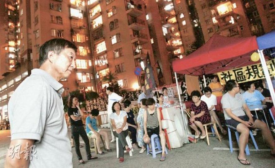 司法覆核被判敗訴,美孚居民昨晚再在地盤外舉行居民大會商討對策。關注小組發言人葉少舟(左一)指法官林文瀚的判決「好絕」,擔心若無法援支持,官司難以繼續。(林振東攝)(明報製圖) 司法覆核被判敗訴,美孚居民昨晚再在地盤外舉行居民大會商討對策。關注小組發言人葉少舟(左一)指法官林文瀚的判決「好絕」,擔心若無法援支持,官司難以繼續。(林振東攝)(明報製圖)