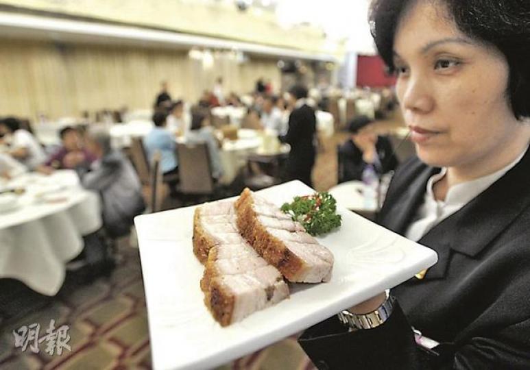 距中秋節尚餘兩周,酒樓大多已推出中秋套餐,訂枱情况雖與去年相若,但受來貨價格上漲影響,套餐平均加價一成。(余俊亮攝) 距中秋節尚餘兩周,酒樓大多已推出中秋套餐,訂枱情况雖與去年相若,但受來貨價格上漲影響,套餐平均加價一成。(余俊亮攝)
