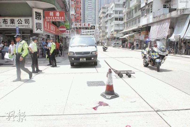 跟車運輸工人「捐車罅」橫過馬路,被駛至客貨車撞倒,現場遺下一灘血迹及傷者的手推車。(何朝財攝) 跟車運輸工人「捐車罅」橫過馬路,被駛至客貨車撞倒,現場遺下一灘血迹及傷者的手推車。(何朝財攝)