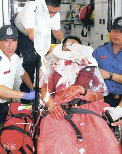 警員高振陞昨日在屯門湖景邨一個單位查案時,被醉酒發狂男子以利刀插傷右臉下顎,頓時血如泉湧,失血達2公升,藍色制服染得通紅。送院時,其右邊背後的救護員,仍然壓着傷口替他止血。(何朝財攝)探員在湖景邨襲警案單位內檢獲涉案利刀,刀尖仍見血漬(下圖)。(何朝財攝)屯門湖景邨襲警案中,受傷警員負傷走到梯間倚坐,現場遺下大灘血漬以及受傷警員的腰帶槍袋等個人裝備。(何朝財攝)疑兇(右)懷疑因喪子導致情緒激動,揮刀插傷到場警員,事後在附近被警員拘捕,黑布蒙頭送往醫院檢驗。(梁琬珊攝) 警員高振陞昨日在屯門湖景邨一個單位查案時,被醉酒發狂男子以利刀插傷右臉下顎,頓時血如泉湧,失血達2公升,藍色制服染得通紅。送院時,其右邊背後的救護員,仍然壓着傷口替他止血。(何朝財攝)探員在湖景邨襲警案單位內檢獲涉案利刀,刀尖仍見血漬(下圖)。(何朝財攝)屯門湖景邨襲警案中,受傷警員負傷走到梯間倚坐,現場遺下大灘血漬以及受傷警員的腰帶槍袋等個人裝備。(何朝財攝)疑兇(右)懷疑因喪子導致情緒激動,揮刀插傷到場警員,事後在附近被警員拘捕,黑布蒙頭送往醫院檢驗。(梁琬珊攝)