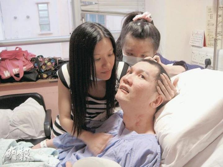 警員朱振國2005年執勤時遇襲受傷,多年來家人遍尋名醫,但其病情一直未見好轉。朱太每天到醫院照顧丈夫,女兒放假時亦會前來陪伴。(袁柏恩攝) 警員朱振國2005年執勤時遇襲受傷,多年來家人遍尋名醫,但其病情一直未見好轉。朱太每天到醫院照顧丈夫,女兒放假時亦會前來陪伴。(袁柏恩攝)