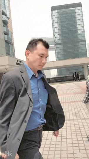 報稱為德國籍的阮喬坤兒子阮明華(譯音),代表自己及兩弟妹與父親女友爭產,昨日開審時到庭旁聽。(陳穎鏇攝)(明報製圖) 報稱為德國籍的阮喬坤兒子阮明華(譯音),代表自己及兩弟妹與父親女友爭產,昨日開審時到庭旁聽。(陳穎鏇攝)(明報製圖)