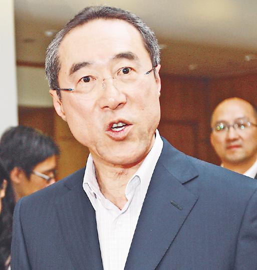 政務司長唐英年昨日回應「垃圾論」時承認自己「用詞不當」,傳媒追問他會否就言論道歉或收回言論,其後急步離開。(李紹昌攝) 政務司長唐英年昨日回應「垃圾論」時承認自己「用詞不當」,傳媒追問他會否就言論道歉或收回言論,其後急步離開。(李紹昌攝)