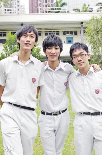 皇仁上屆學生會會長盧劻業(中)說,其內閣去年競選工作包括印刷政綱和彩色海報等,共花了1.5萬元。今年學生會選舉則規定經費上限1.8萬元。(周婷攝) 皇仁上屆學生會會長盧劻業(中)說,其內閣去年競選工作包括印刷政綱和彩色海報等,共花了1.5萬元。今年學生會選舉則規定經費上限1.8萬元。(周婷攝)