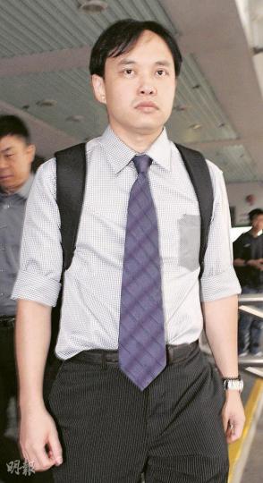 消防隊目李偉明錯誤刪除重要升級信息,昨遭裁判官狠批「瞄一瞄」標題便大力闊斧清理多個信息,李在庭上努力解釋原因,作供後一臉疲態。(劉焌陶攝)火警升級的重要信息最初出現在消防隊目冼家齊(右)的控制台視窗,冼卻因正處理市民的一般查詢而未能留意。(劉焌陶攝) 消防隊目李偉明錯誤刪除重要升級信息,昨遭裁判官狠批「瞄一瞄」標題便大力闊斧清理多個信息,李在庭上努力解釋原因,作供後一臉疲態。(劉焌陶攝)火警升級的重要信息最初出現在消防隊目冼家齊(右)的控制台視窗,冼卻因正處理市民的一般查詢而未能留意。(劉焌陶攝)