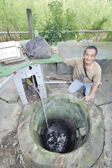 牛潭尾村民范先生表示蘭花園全靠水井的地下水灌溉,擔心高鐵工程會影響水質。(何家達攝) 牛潭尾村民范先生表示蘭花園全靠水井的地下水灌溉,擔心高鐵工程會影響水質。(何家達攝)