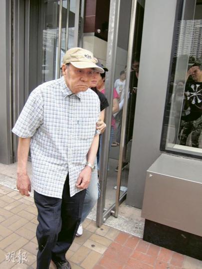 涉非禮女普查員的80歲老翁沈坤德,昨日由家人全程扶着,緩緩離開法院。(林綺琪攝) 涉非禮女普查員的80歲老翁沈坤德,昨日由家人全程扶着,緩緩離開法院。(林綺琪攝)