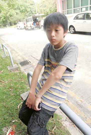 13歲男童去年初在內地跌傷致左手手肘脫骱,在醫院打石膏後至今未能完全伸直,手肘僵硬腫脹。(梁琬珊攝)楊婦(中)對兒子遭內地醫療失誤所害而屢作投訴,奔波一年無果,憤而喝殺蟲藥尋死,幸獲救後得到丈夫和兒子支持。(梁琬珊攝) 13歲男童去年初在內地跌傷致左手手肘脫骱,在醫院打石膏後至今未能完全伸直,手肘僵硬腫脹。(梁琬珊攝)楊婦(中)對兒子遭內地醫療失誤所害而屢作投訴,奔波一年無果,憤而喝殺蟲藥尋死,幸獲救後得到丈夫和兒子支持。(梁琬珊攝)