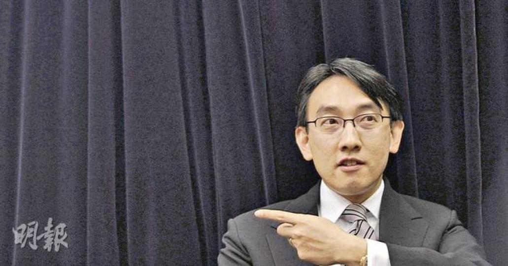 監警會主席翟紹唐接受訪問時說,有需要時,該會會要求投訴中涉及穿黑衣的要員保護組(俗稱G4)探員,協助該會跟進投訴。(何家達攝) 監警會主席翟紹唐接受訪問時說,有需要時,該會會要求投訴中涉及穿黑衣的要員保護組(俗稱G4)探員,協助該會跟進投訴。(何家達攝)