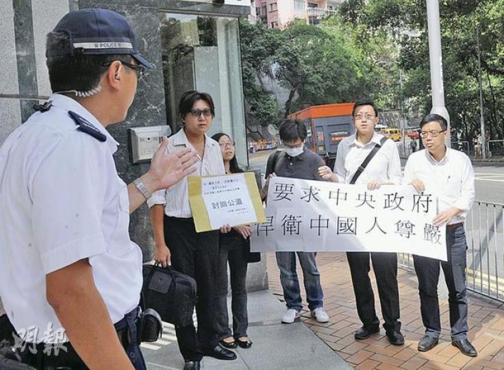 人質事件的倖存者和死者家屬包括謝志堅(左二起)、李瀅銓、陳國柱、謝志恆和立法會議員涂謹申,昨日到外交部駐港特派員公署請願。(劉焌陶攝) 人質事件的倖存者和死者家屬包括謝志堅(左二起)、李瀅銓、陳國柱、謝志恆和立法會議員涂謹申,昨日到外交部駐港特派員公署請願。(劉焌陶攝)