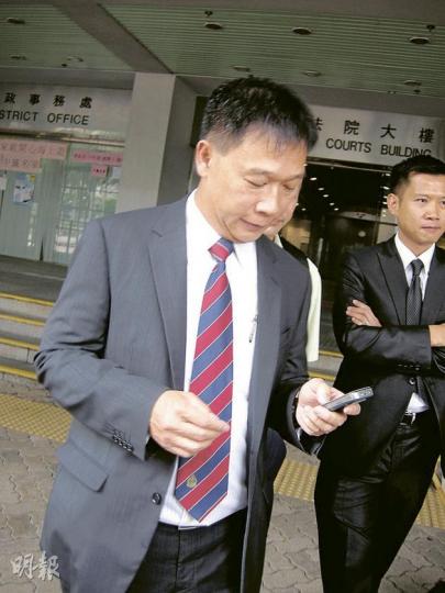 消防總長羅紹衡引述消防處調查報告承認有人出錯，卻指延誤火警升級、火場入口管制失當等，與同袍殉職無直接關係。（梁珮珊攝）