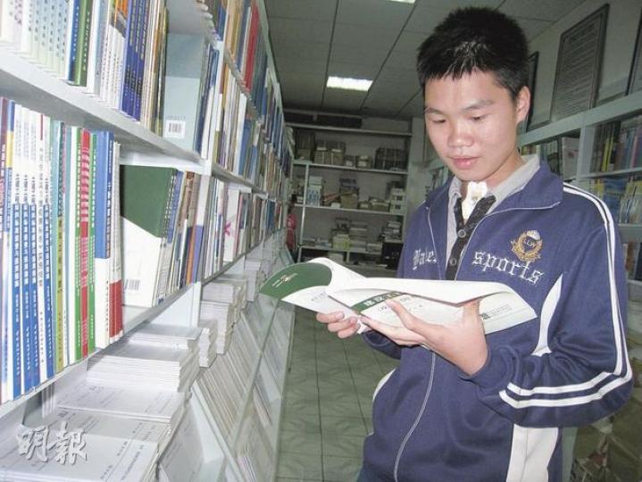 鄒豪毅在書店看書,他希望能努力讀書,以繼承父親的遺願——與俄商做生意。(明報記者攝)鄒豪毅氣管靠T形管維持,否則瘜肉會堵塞氣管,隨時窒息。(明報記者攝) 鄒豪毅在書店看書,他希望能努力讀書,以繼承父親的遺願——與俄商做生意。(明報記者攝)鄒豪毅氣管靠T形管維持,否則瘜肉會堵塞氣管,隨時窒息。(明報記者攝)