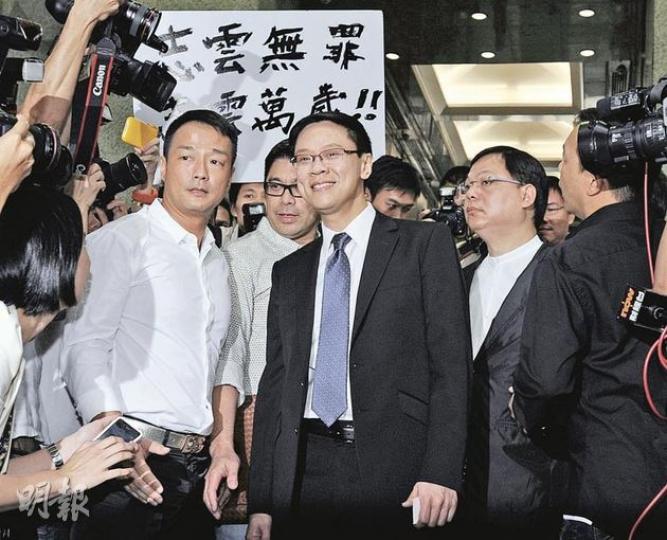 無綫業務總經理當陳志雲(中)在好友王喜(左)及牧師林以諾(右二)陪同下步出法院時,展示有勝利意味的招牌笑容。陳志雲的「粉絲」,昨日特別帶同橫額到法庭支持他。(余俊亮攝) 無綫業務總經理當陳志雲(中)在好友王喜(左)及牧師林以諾(右二)陪同下步出法院時,展示有勝利意味的招牌笑容。陳志雲的「粉絲」,昨日特別帶同橫額到法庭支持他。(余俊亮攝)