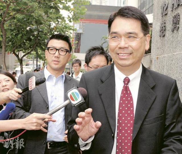 陳永孫得悉脫罪後喜極而泣,在庭上頻呼「感謝主」。(劉焌陶攝)叢培崑獲悉脫罪後表現平靜,至步出犯人欄見到親友時才面露笑容,跟親友握手和擁抱。(劉焌陶攝) 陳永孫得悉脫罪後喜極而泣,在庭上頻呼「感謝主」。(劉焌陶攝)叢培崑獲悉脫罪後表現平靜,至步出犯人欄見到親友時才面露笑容,跟親友握手和擁抱。(劉焌陶攝)