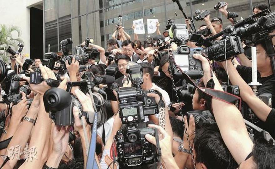 以往經常在幕前出現、喜歡暴露在鎂光燈下的陳志雲,被捕後經歷了整整一年半有如過山車的日子,昨日官司終於告一段落。事過境遷,陳志雲仍獲「契媽」六嬸器重,將繼續為無綫效力,相信他亦不希望再經歷被逾百鎂光燈包圍離開法院的情形。(劉焌陶攝)在審訊期間頂證下屬陳志雲「秘撈」的無綫集團總經理李寶安,昨未有就陳志雲脫罪作回應。(劉一立攝) 以往經常在幕前出現、喜歡暴露在鎂光燈下的陳志雲,被捕後經歷了整整一年半有如過山車的日子,昨日官司終於告一段落。事過境遷,陳志雲仍獲「契媽」六嬸器重,將繼續為無綫效力,相信他亦不希望再經歷被逾百鎂光燈包圍離開法院的情形。(劉焌陶攝)在審訊期間頂證下屬陳志雲「秘撈」的無綫集團總經理李寶安,昨未有就陳志雲脫罪作回應。(劉一立攝)
