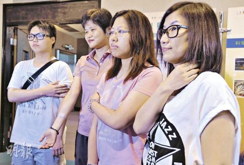事件中有4名科學館文化助理受傷,一度疑被示威者「叉頸」的倪姓男職員(左一)昨日澄清,不記得當時曾被「叉頸」,但手肩被撞傷;而黃小姐(左二起)、楊小姐和黃小姐亦在事件中受傷。(何家達攝) 事件中有4名科學館文化助理受傷,一度疑被示威者「叉頸」的倪姓男職員(左一)昨日澄清,不記得當時曾被「叉頸」,但手肩被撞傷;而黃小姐(左二起)、楊小姐和黃小姐亦在事件中受傷。(何家達攝)