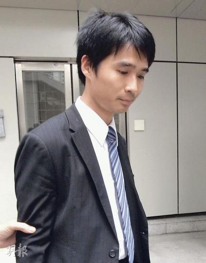 原訴人劉達偉(圖)昨日出庭應訊,略帶驚恐,一聽到律師說:「對方嚟咗。」更即時提高警覺,似是怕再碰到葉姓前女友。(陳穎鏇攝) 原訴人劉達偉(圖)昨日出庭應訊,略帶驚恐,一聽到律師說:「對方嚟咗。」更即時提高警覺,似是怕再碰到葉姓前女友。(陳穎鏇攝)