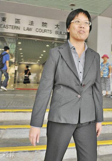被告梁淑貞昨天清晨從馬來西亞返港後就逮,被解往東區裁判法院應訊,事後以10萬元現金保釋。(劉焌陶攝)(明報製圖) 被告梁淑貞昨天清晨從馬來西亞返港後就逮,被解往東區裁判法院應訊,事後以10萬元現金保釋。(劉焌陶攝)(明報製圖)