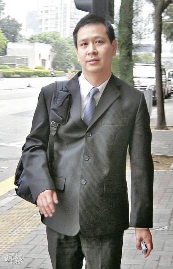 勞工處職業安全主任龔志榮引述報告,建議處方研究為煙帽隊員定期作身體檢查的可行性,確保入火場的消防員適合做高壓費力的工作。(梁珮珊攝) 勞工處職業安全主任龔志榮引述報告,建議處方研究為煙帽隊員定期作身體檢查的可行性,確保入火場的消防員適合做高壓費力的工作。(梁珮珊攝)