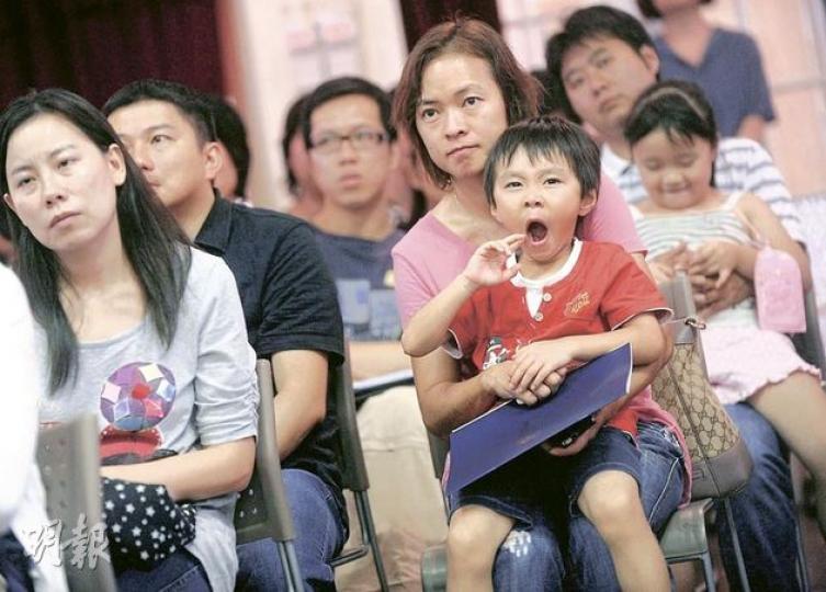 拔萃男書院附屬小學昨日舉行小一入學簡介會,不少家長大清早便與子女到場排隊等候入場,雖然子女不時打呵欠,但家長則集中精神聽講,了解申請及面試要求。(余俊亮攝) 拔萃男書院附屬小學昨日舉行小一入學簡介會,不少家長大清早便與子女到場排隊等候入場,雖然子女不時打呵欠,但家長則集中精神聽講,了解申請及面試要求。(余俊亮攝)