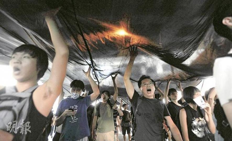 參與「踢走暴警大遊行」的遊行人士撐起巨型黑布,揶揄警務處長曾偉雄的「黑影論」,諷刺香港正被極權黑影籠罩。(余俊亮攝)中大四年級生「可樂」不滿曾偉雄較早前的「黑影論」,昨打扮成「黑影」參與遊行,他希望以行動反映市民對警方極權的不滿。(余俊亮攝)政制及內地事務局長林瑞麟(左二)及歌星李克勤(右一)昨日出席區議會選舉揭幕禮。林表示高興看到今年年輕人登記作選民的人數和比率是特別高,新增選民數量達12萬人,證明香港年輕一代關心香港公共事務。 (尹錦恩攝) 參與「踢走暴警大遊行」的遊行人士撐起巨型黑布,揶揄警務處長曾偉雄的「黑影論」,諷刺香港正被極權黑影籠罩。(余俊亮攝)中大四年級生「可樂」不滿曾偉雄較早前的「黑影論」,昨打扮成「黑影」參與遊行,他希望以行動反映市民對警方極權的不滿。(余俊亮攝)政制及內地事務局長林瑞麟(左二)及歌星李克勤(右一)昨日出席區議會選舉揭幕禮。林表示高興看到今年年輕人登記作選民的人數和比率是特別高,新增選民數量達12萬人,證明香港年輕一代關心香港公共事務。 (尹錦恩攝)