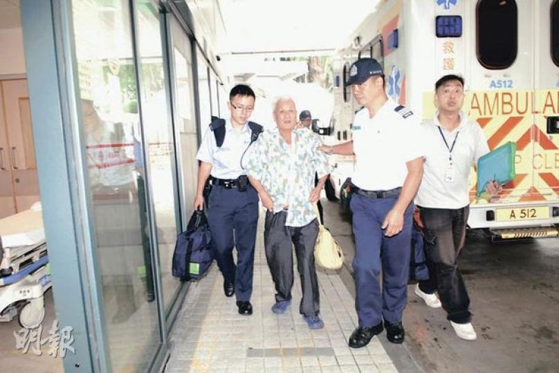 88歲老翁涉持刀揚言斬妻,送院檢驗後涉嫌刑事恐嚇被捕。(梁琬珊攝) 88歲老翁涉持刀揚言斬妻,送院檢驗後涉嫌刑事恐嚇被捕。(梁琬珊攝)