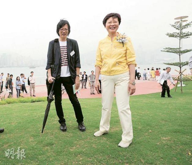 發展局長林鄭月娥(右)昨為新長廊主持開幕,其後一嘗踏草地滋味,笑言「在香港很少草地可以踩」。 (余俊亮攝) 發展局長林鄭月娥(右)昨為新長廊主持開幕,其後一嘗踏草地滋味,笑言「在香港很少草地可以踩」。 (余俊亮攝)