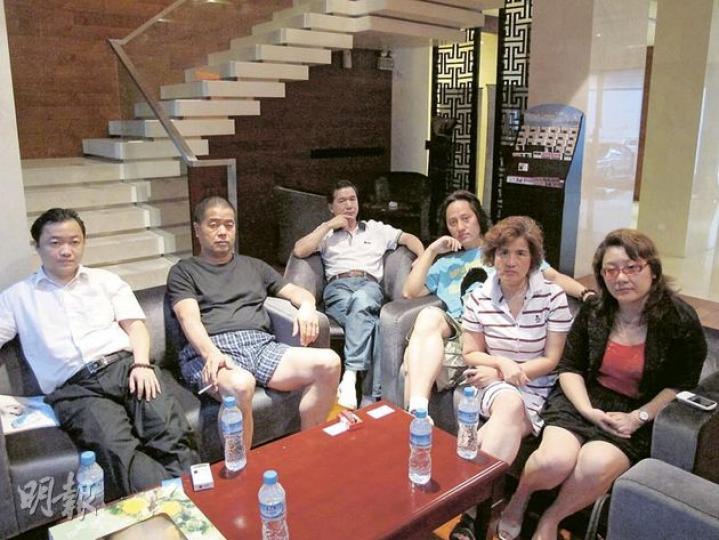 災民現時定期開會商討對策,但苦於與政府溝通不暢。左一為王閧。(明報記者攝) 災民現時定期開會商討對策,但苦於與政府溝通不暢。左一為王閧。(明報記者攝)