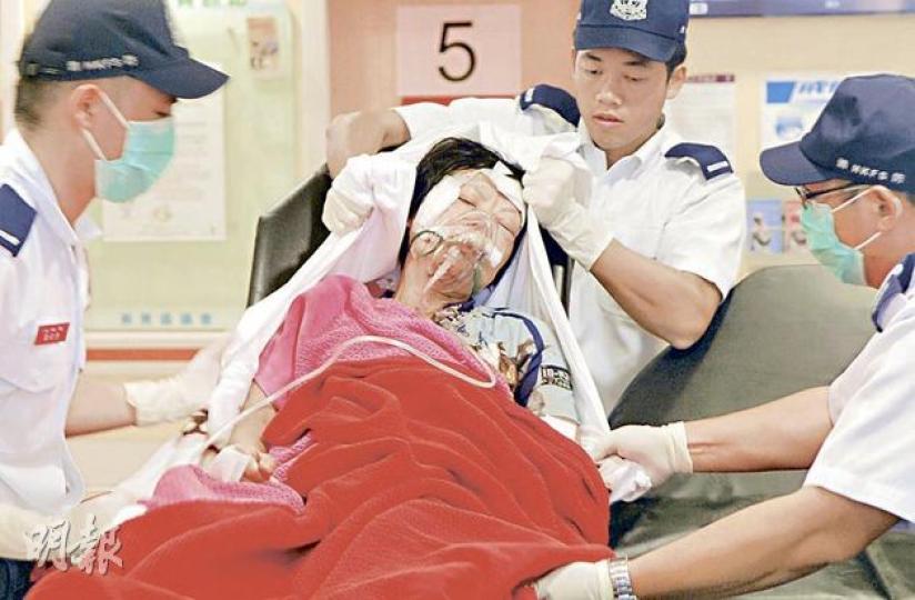 中年婦騎摺合單車落斜疑驚慌急煞拋飛,墮地後頭部受傷,送院後命危。(何朝財攝) 中年婦騎摺合單車落斜疑驚慌急煞拋飛,墮地後頭部受傷,送院後命危。(何朝財攝)