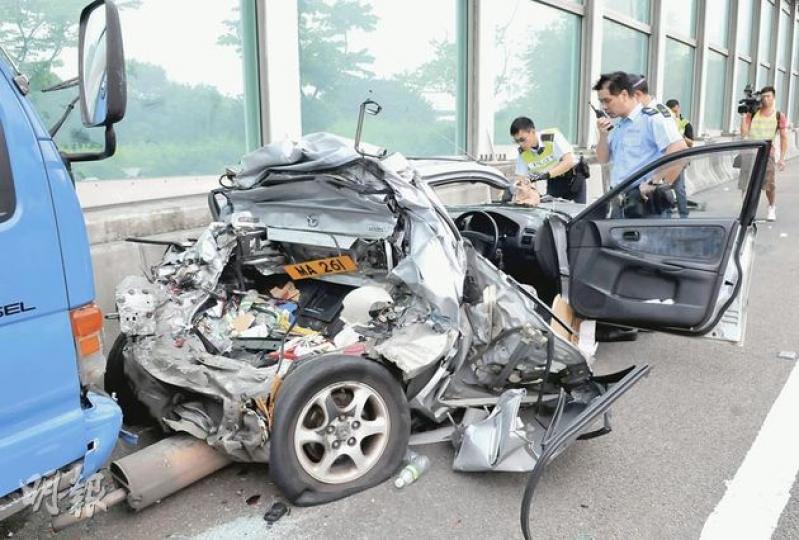 私家車被貨車撞尾後衝前60米,尾廂更被沉重的貨車「騎上」變成廢鐵,釀成1死4重傷慘劇。(林錫禮攝)捱撞私家車嚴重損毁,後座椅背壓前貼着前座,不似車形。(林錫禮攝)肇事司機稱「睇唔到」私家車,其後被警方拘捕。(林錫禮攝) 私家車被貨車撞尾後衝前60米,尾廂更被沉重的貨車「騎上」變成廢鐵,釀成1死4重傷慘劇。(林錫禮攝)捱撞私家車嚴重損毁,後座椅背壓前貼着前座,不似車形。(林錫禮攝)肇事司機稱「睇唔到」私家車,其後被警方拘捕。(林錫禮攝)