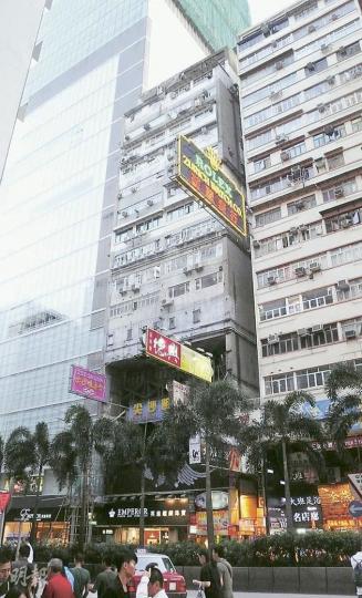 何厚鏵家族以公司名義持有尖沙嘴彌敦道81號喜利大廈(中)一單位。本報偵查發現該單位被租用作經營按摩院,並暗地裏為客人提供色情服務。(明報記者攝)何厚鏵家族持有的喜利大廈單位,被租客裝修成「美客美甲中心」,內部間隔成多間房間,提供水療、桑拿、按摩等服務,有按摩女向假扮顧客的本報記者稱,只要多付200元,即可提供手淫服務。(明報記者攝)(明報製圖) 何厚鏵家族以公司名義持有尖沙嘴彌敦道81號喜利大廈(中)一單位。本報偵查發現該單位被租用作經營按摩院,並暗地裏為客人提供色情服務。(明報記者攝)何厚鏵家族持有的喜利大廈單位,被租客裝修成「美客美甲中心」,內部間隔成多間房間,提供水療、桑拿、按摩等服務,有按摩女向假扮顧客的本報記者稱,只要多付200元,即可提供手淫服務。(明報記者攝)(明報製圖)