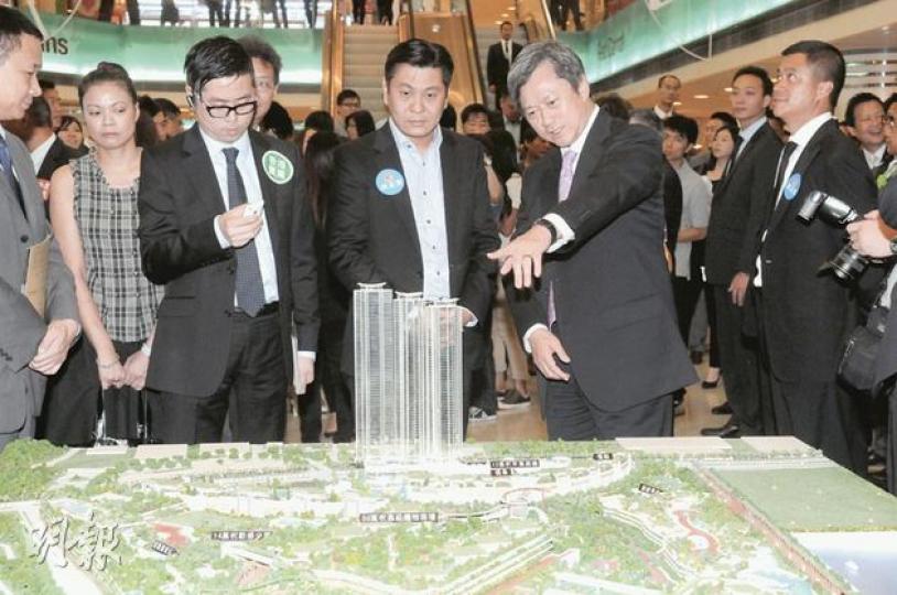 長實執行董事趙國雄(右1)指出,集團已委託代理協助促銷「領凱」,昨日他更親自向代理介紹樓盤設計特色。(陳淑安攝) 長實執行董事趙國雄(右1)指出,集團已委託代理協助促銷「領凱」,昨日他更親自向代理介紹樓盤設計特色。(陳淑安攝)