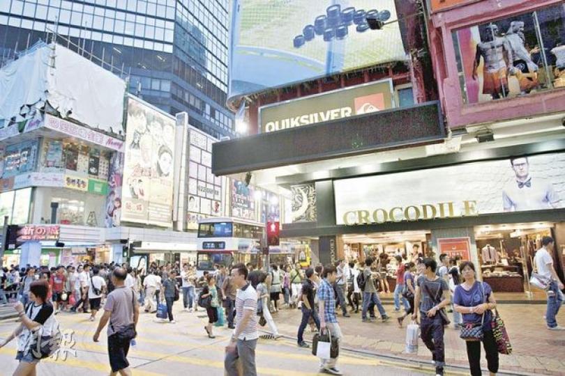 鱷魚恤續租旺角亞皆老街67及69號地舖(右),較舊租上升3成。該舖鄰近港鐵站出入口,人流極旺。(鄧宗弘攝) 鱷魚恤續租旺角亞皆老街67及69號地舖(右),較舊租上升3成。該舖鄰近港鐵站出入口,人流極旺。(鄧宗弘攝)