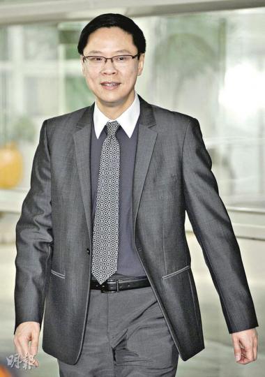 脫罪後首天上班的陳志雲,換了新髮型,滿臉笑容地現身,惟他強調沒有什麼可發表,只「帶感恩的心返工」,並會與同事精心策劃更好的節目給觀眾。(劉永銳攝)曾上庭指證陳志雲的無綫集團總經理李寶安,神情輕鬆地上班,被問到會否跟陳食飯時,他只揮揮手的離開,未有回應。(劉永銳攝) 脫罪後首天上班的陳志雲,換了新髮型,滿臉笑容地現身,惟他強調沒有什麼可發表,只「帶感恩的心返工」,並會與同事精心策劃更好的節目給觀眾。(劉永銳攝)曾上庭指證陳志雲的無綫集團總經理李寶安,神情輕鬆地上班,被問到會否跟陳食飯時,他只揮揮手的離開,未有回應。(劉永銳攝)