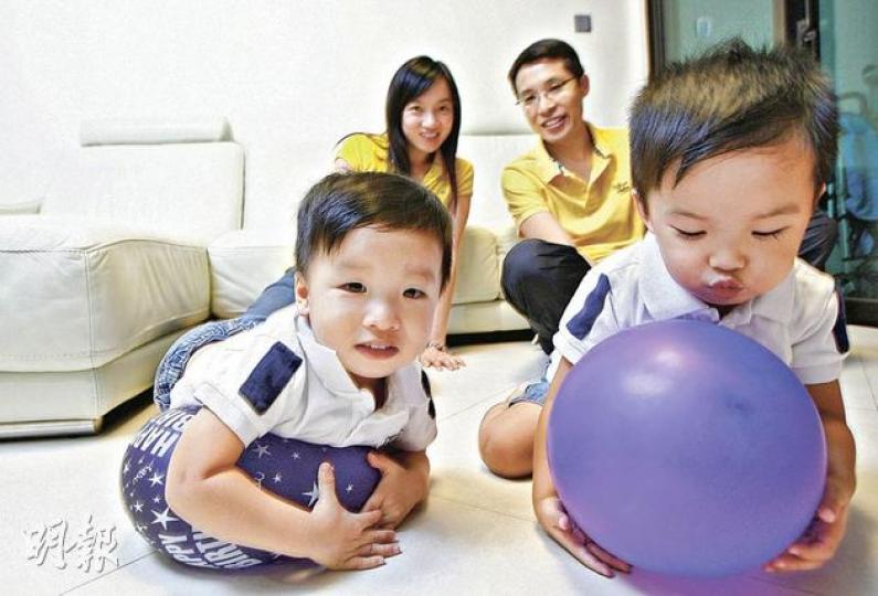 Connie說,一對孖仔Markus(右)和Michael(左),一個似她,一個似丈夫,並不難分辨,但圖中誰是大孖,誰是細孖,記者還是分不到。(林振東攝) Connie說,一對孖仔Markus(右)和Michael(左),一個似她,一個似丈夫,並不難分辨,但圖中誰是大孖,誰是細孖,記者還是分不到。(林振東攝)
