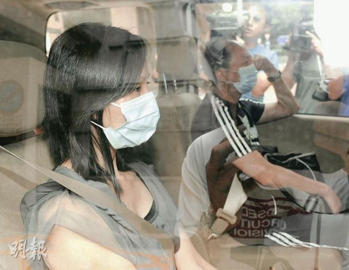 殉職消防隊目楊俊傑的胞兄(下圖)及遺孀顏玉美昨到東區裁判法院出席死因研訊,楊兄直指「消防處好大責任」。(余俊亮攝) 殉職消防隊目楊俊傑的胞兄(下圖)及遺孀顏玉美昨到東區裁判法院出席死因研訊,楊兄直指「消防處好大責任」。(余俊亮攝)