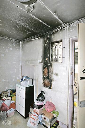 發生風扇火警的單位,牆壁被嚴重熏黑,幸無波及雜物。(黃 雄攝) 發生風扇火警的單位,牆壁被嚴重熏黑,幸無波及雜物。(黃 雄攝)