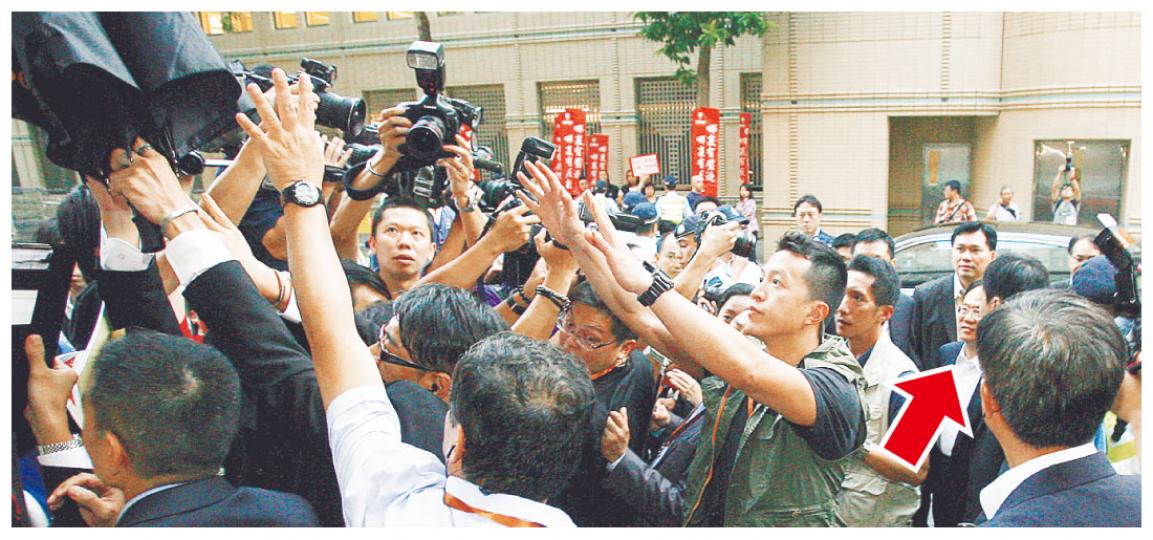 特首曾蔭權(箭嘴示)到達施政報告地區諮詢會會場時,社民連梁國雄向他投擲一袋垃圾和狗餅,大批保安人員舉手擋格,亦有保安嘗試開傘阻擋。(林振東攝) 特首曾蔭權(箭嘴示)到達施政報告地區諮詢會會場時,社民連梁國雄向他投擲一袋垃圾和狗餅,大批保安人員舉手擋格,亦有保安嘗試開傘阻擋。(林振東攝)