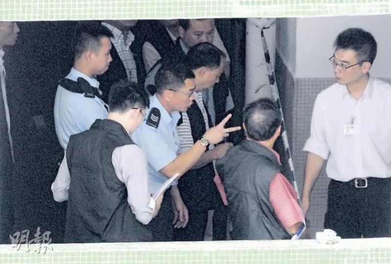 事件中連開兩槍的警長(左三),在調查中以手勢表示開火兩響。(何朝財攝) 事件中連開兩槍的警長(左三),在調查中以手勢表示開火兩響。(何朝財攝)
