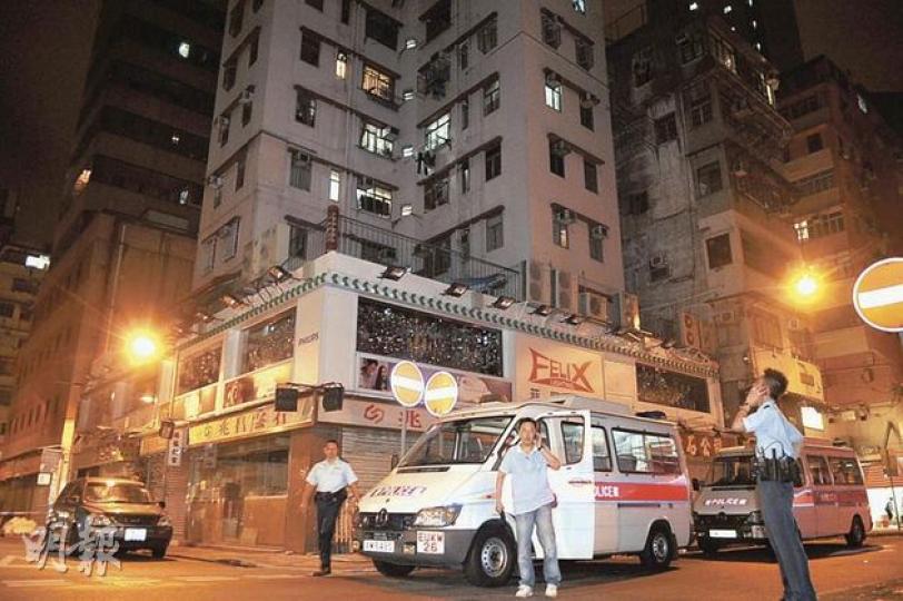 旺角昨晚深夜發生男子斬傷前女友,其後畏罪跳樓自殺案件,釀成一死一傷。事後警員封鎖現場通宵調查。(衛永康攝) 旺角昨晚深夜發生男子斬傷前女友,其後畏罪跳樓自殺案件,釀成一死一傷。事後警員封鎖現場通宵調查。(衛永康攝)