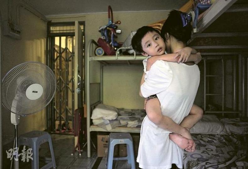 鄧太和兒子軒軒在大火後獲安排入住石籬邨中轉房屋,他們上月底收到房署通知,要在本月19日或之前搬走,要自覓居所。鄧太說,等了4年還未獲配公屋,火災後不敢再住劏房,對於未來有否容身之所感到徬徨。 (余俊亮攝) 鄧太和兒子軒軒在大火後獲安排入住石籬邨中轉房屋,他們上月底收到房署通知,要在本月19日或之前搬走,要自覓居所。鄧太說,等了4年還未獲配公屋,火災後不敢再住劏房,對於未來有否容身之所感到徬徨。 (余俊亮攝)
