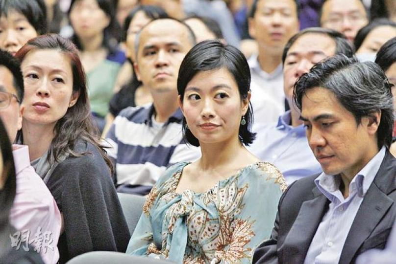 聖保羅男女中學附屬小學昨舉行升小簡介會,吸引2300名家長到場,前「新聞之花」黃德如(前中)昨日偕丈夫出席簡介會,大讚該校優質,能入讀的學生皆「很有福氣」。(郭慶輝攝)名模李嘉慧昨日亦出席了家長簡介會。(郭慶輝攝)(明報製圖) 聖保羅男女中學附屬小學昨舉行升小簡介會,吸引2300名家長到場,前「新聞之花」黃德如(前中)昨日偕丈夫出席簡介會,大讚該校優質,能入讀的學生皆「很有福氣」。(郭慶輝攝)名模李嘉慧昨日亦出席了家長簡介會。(郭慶輝攝)(明報製圖)
