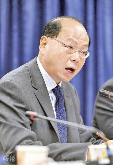 警務處長曾偉雄昨出席屯門區議會會議時表示,警方無意妨礙新聞、言論和集會自由,他又稱,若國務院副總理李克強訪港期間的保安安排對市民構成不便,希望市民諒解。(何家達攝) 警務處長曾偉雄昨出席屯門區議會會議時表示,警方無意妨礙新聞、言論和集會自由,他又稱,若國務院副總理李克強訪港期間的保安安排對市民構成不便,希望市民諒解。(何家達攝)