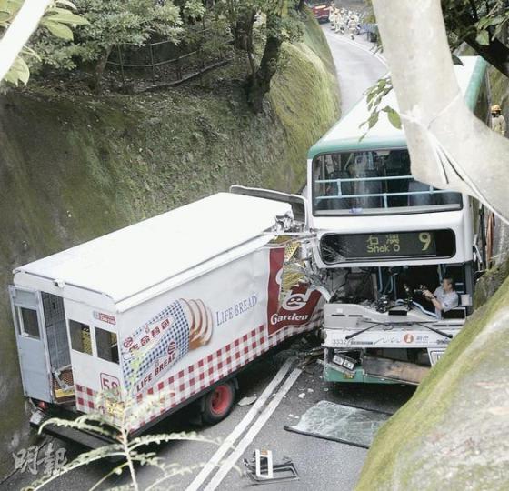 大潭道車禍中,肇事運麵包貨車越線,與新巴迎頭相撞,釀成9人受傷。(黃雄攝) 大潭道車禍中,肇事運麵包貨車越線,與新巴迎頭相撞,釀成9人受傷。(黃雄攝)