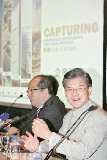 羅康瑞(右)認為瑞房及瑞安建業雙雙從事地產發展,亦不會構成惡性競爭。左為黃勤道。(郭慶輝攝) 羅康瑞(右)認為瑞房及瑞安建業雙雙從事地產發展,亦不會構成惡性競爭。左為黃勤道。(郭慶輝攝)