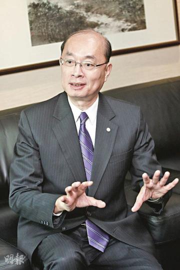 中銀人壽執行總裁蔡中虎表示,人民幣保單的保證部分一定會做到,而若果經濟環境急轉直下,非保證部分有機會達不到目標。(李紹昌攝)(明報製圖) 中銀人壽執行總裁蔡中虎表示,人民幣保單的保證部分一定會做到,而若果經濟環境急轉直下,非保證部分有機會達不到目標。(李紹昌攝)(明報製圖)