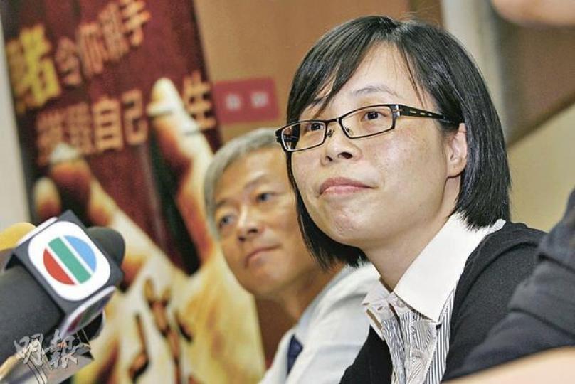 明愛展晴中心輔導員黄翹文(右)建議主婦多參與社區活動,擴闊社交圈子,家人亦應多關心主婦和稱讚她們對家庭的付出。左為督導主任鄧耀祖。(郭慶輝攝)(明報製圖) 明愛展晴中心輔導員黄翹文(右)建議主婦多參與社區活動,擴闊社交圈子,家人亦應多關心主婦和稱讚她們對家庭的付出。左為督導主任鄧耀祖。(郭慶輝攝)(明報製圖)
