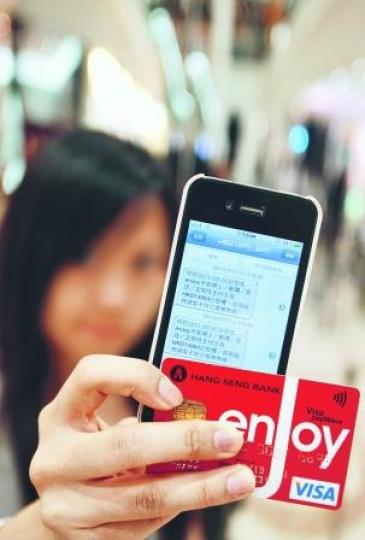 女事主指昨凌晨15分鐘內,賊人兩次盜用其信用卡在網上共購入近3萬元的貨品,她不滿發卡銀行職員一度未肯即時提供盜竊案涉及哪間網上商店,影響警方調查,她後來要自行查探求證,才得悉被冒簽的3萬元貨品是6部iPhone 4。(林振東攝) 女事主指昨凌晨15分鐘內,賊人兩次盜用其信用卡在網上共購入近3萬元的貨品,她不滿發卡銀行職員一度未肯即時提供盜竊案涉及哪間網上商店,影響警方調查,她後來要自行查探求證,才得悉被冒簽的3萬元貨品是6部iPhone 4。(林振東攝)