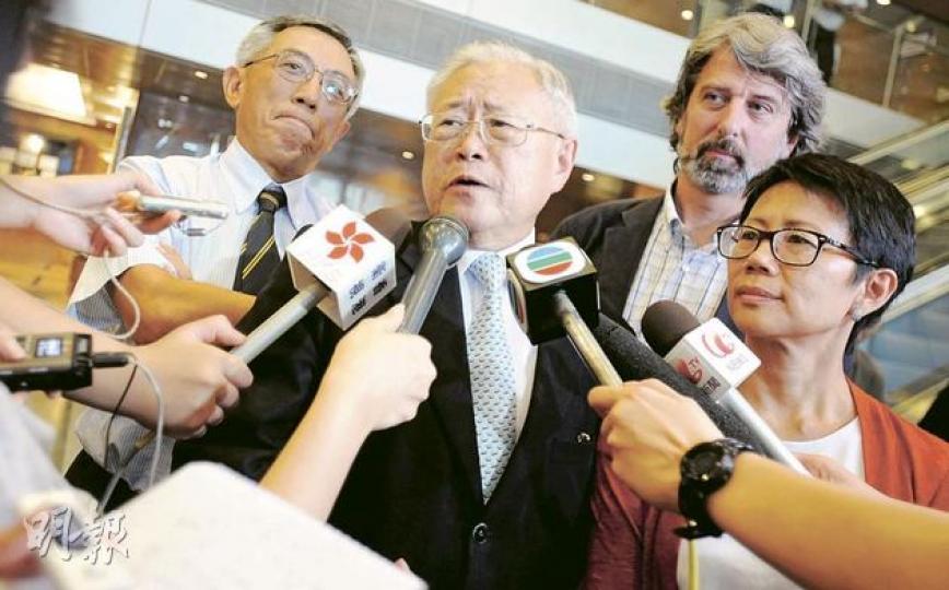 保護海港協會顧問徐嘉慎(左二)及主席陸恭蕙(右一)表示,接獲不少投訴指一些有迫切需要的小型填海工程均被否決,徐嘉慎希望新原則有助市民了解「凌駕性公眾需要」的意思。(李澤彤攝) 保護海港協會顧問徐嘉慎(左二)及主席陸恭蕙(右一)表示,接獲不少投訴指一些有迫切需要的小型填海工程均被否決,徐嘉慎希望新原則有助市民了解「凌駕性公眾需要」的意思。(李澤彤攝)